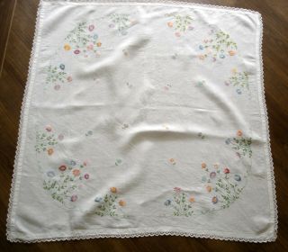 Vintage Hand Embroidered Daisies & Leaves Lace Edge White Linen Tablecloth 3
