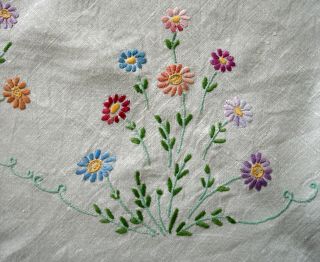 Vintage Hand Embroidered Daisies & Leaves Lace Edge White Linen Tablecloth 4