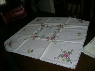Vintage Linen Hand Embroidered Tablecloth,  6 Napkins