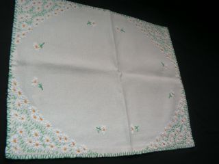 B ' FUL VTG HAND EMBROIDERED MULTI WHITE & YELLOW DAISY SMALL TABLE CENTRE CLOTH 2