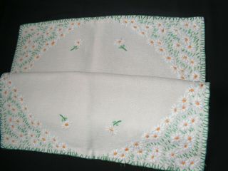 B ' FUL VTG HAND EMBROIDERED MULTI WHITE & YELLOW DAISY SMALL TABLE CENTRE CLOTH 3
