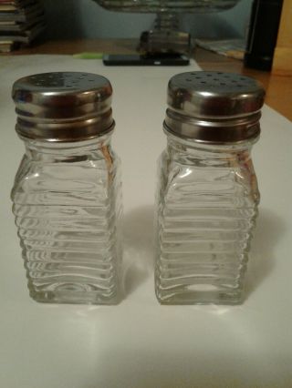 Vintage Clear Glass Salt And Pepper Shaker Set Screw On Lids Old Diner Style
