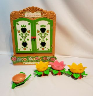 Vintage Strawberry Shortcake Berry Patch Carry Case For Miniatures -