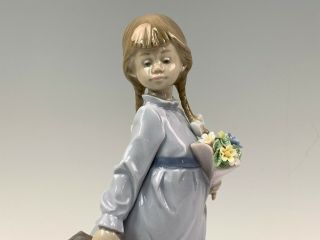 Lladro Collector ' s Society Figurine 1988 School Days 7604 Girl w/ Flowers,  Case 3