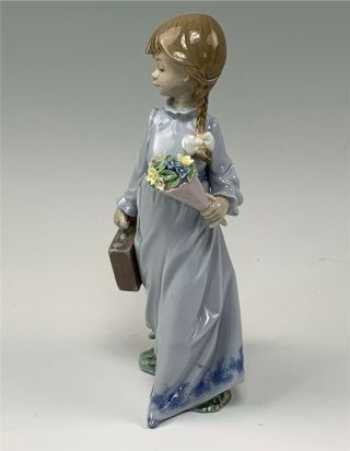 Lladro Collector ' s Society Figurine 1988 School Days 7604 Girl w/ Flowers,  Case 4