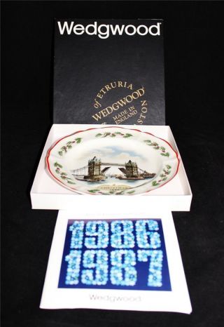Wedgwood Queensware Christmas Collector Plate,  1986 Tower Bridge,