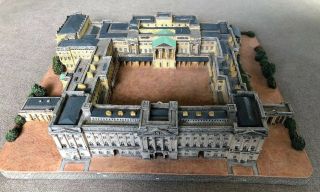 Danbury Buckingham Palace - Castles Of The British Monarchy
