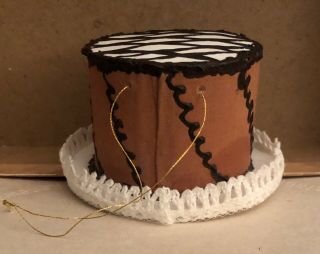 EUC Gladys Boalt Chocolate Cake With Icing On Plate Ornament (2009) 3