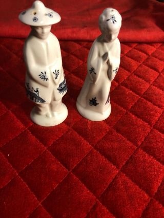 Vintage Blue Willow Oriental Salt And Pepper Shaker Man And Woman