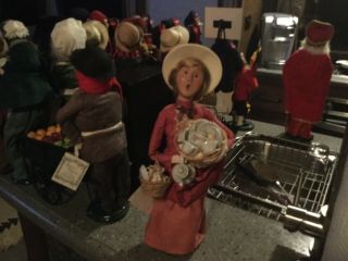 Byers Choice Carolers Lady With Dishes 2000
