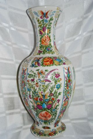LARGE ANTIQUE CHINESE VASE.  16.  5 INCHES TALL.  VERY GOOD VERY DECORATIVE. 2
