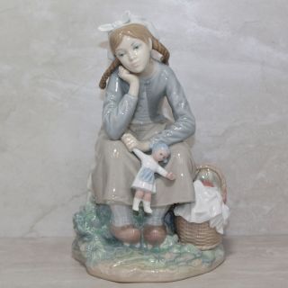 Lladro Figurine 1211 No Box Girl With Doll