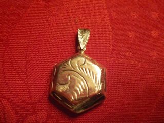 Very Pretty Antique 925 Sterling Silver Pendant Locket Engraved Pattern