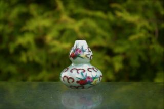 Fine Antique Chinese Hand - Painted Porcelain Snuff Bottle