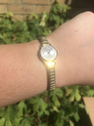 Ladies Vintage Wind Up Sekonda 17 Jewels Watch Gold Silver Colour Classic Style