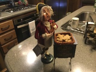 Byers Choice Carolers Williamsburg Man With Gingerbred Cookie And Stand 1996