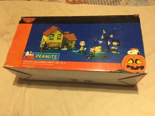 Dept 56 Peanuts Halloween Party 5 Piece Lighted Building Set Exclnt