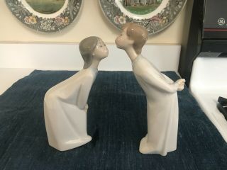 Set Of 2 8 " Lladro Boy & Girl Kissing Figurines 4869 & 4873 Glazed