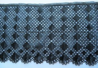 A 236 " (600cm) Length Of Antique Hand Made Wool Bobbin Lace - 12 1/4 "