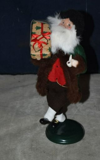 1997 BYERS CHOICE CAROLER SANTA DANCING WITH PIPE AND PRESENTS BAG TOYS 2
