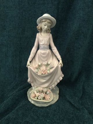 Lladro " Flowers In The Basket " - 5027 Girl With Flowers On Dress