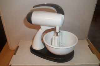 Vintage Plastic Mixer & Mixing Bowl Salt & Pepper Shaker Set