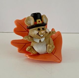 1982 Hallmark Merry Miniature Thanksgiving Pilgrim Mouse On Leaf