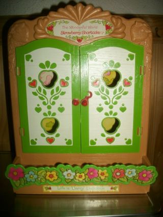 Vintage Wonderful World Of Strawberry Shortcake Play Cabinet House Toy
