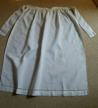 3 VINTAGE WHITE APRONS (2 SPOTTED MAID ' S MUSLINS AND 1 LONG LINEN) 2