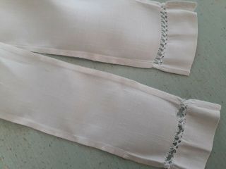 3 VINTAGE WHITE APRONS (2 SPOTTED MAID ' S MUSLINS AND 1 LONG LINEN) 3
