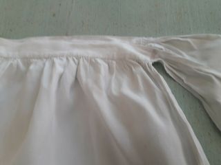 3 VINTAGE WHITE APRONS (2 SPOTTED MAID ' S MUSLINS AND 1 LONG LINEN) 4