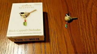 2011 Hallmark Qxm9137 Black - Capped Chickadee Miniture Ornament