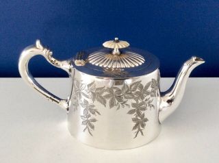 Stunning Walker & Hall Aesthetic Chased Silver Plated 2 Pint Teapot C1880