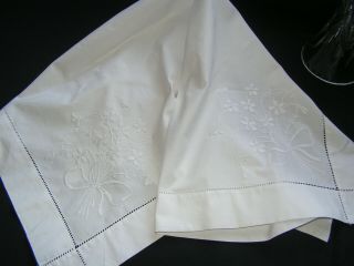 B ' FUL VTG RICHLY HAND EMBROIDERED RAISED WHITW WORK BOUQUET & BOW SMALL CLOTH 5