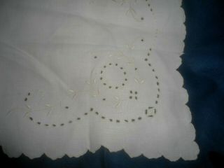 A GORGEOUS WHITE LINEN EMBROIDERED/CUT WORK MADEIRA TRAY CLOTH 23 