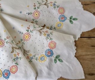 Vintage Madeira Floral Pretty Hand Embroidered Cut Work Linen Tablecloth No.  102