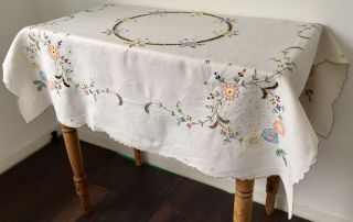 Vintage Madeira Floral Pretty Hand Embroidered Cut Work Linen Tablecloth No.  102 5