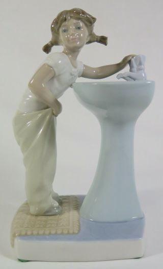 7 1/2 " Lladro Figurine Up Time 4838 Girl At Sink
