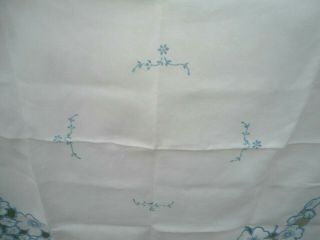 A GORGEOUS WHITE LINEN EMBROIDERED/CUT WORK CRISP TABLECLOTH 42 