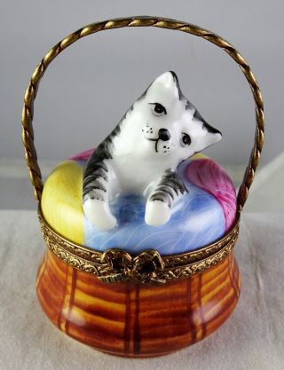 Peint Main Cat Sitting On A Basket Of Yarn Limoges Porcelain Trinket Box