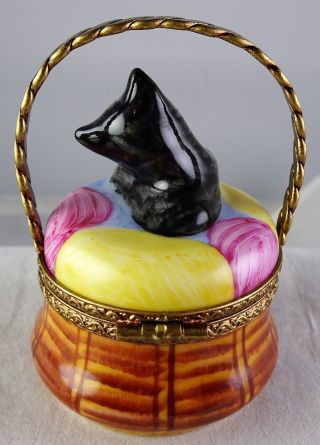 Peint Main Cat Sitting On A Basket Of Yarn Limoges Porcelain Trinket Box 3