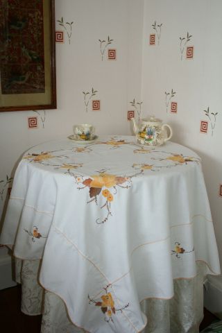 Beautifully Hand Worked Vinatge Tablecloth Applique & Embroidery.