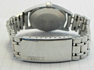 Vintage Timex Wind - Up Wrist Watch - Silver Tone w/ Black Dial - Calendar Date 5