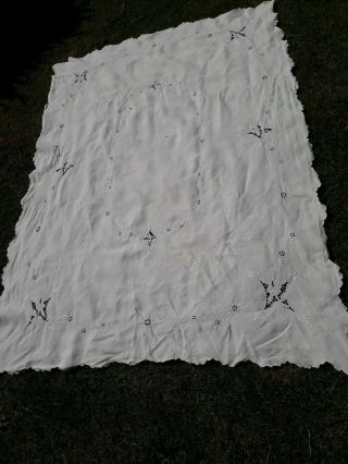 VINTAGE MADEIRA TABLECLOTH LARGE HAND EMBROIDERY LINEN SCALLOPED EDGE 2