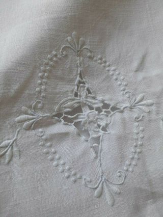VINTAGE MADEIRA TABLECLOTH LARGE HAND EMBROIDERY LINEN SCALLOPED EDGE 3