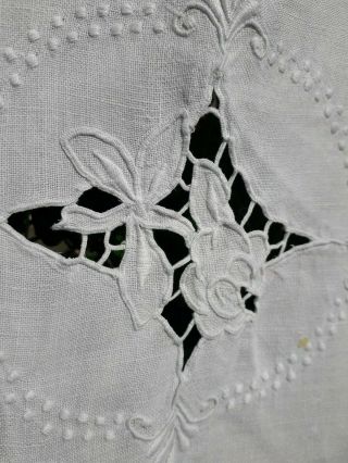 VINTAGE MADEIRA TABLECLOTH LARGE HAND EMBROIDERY LINEN SCALLOPED EDGE 4