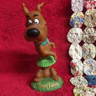 Vintage Scooby Doo In Hula Skirt Bobble Doll 2002 Spooky Island Base Hee Hee Hee