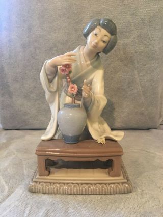 Lladro Japanese Geisha Flower Arranger Porcelain Figurine 4840