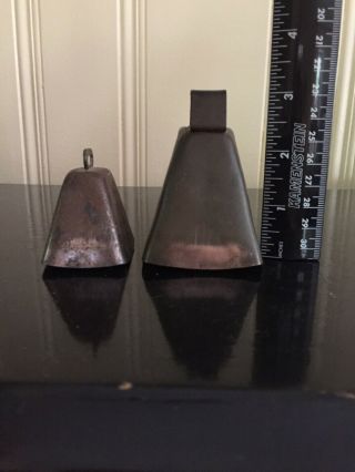 2 VINTAGE COPPER COW BELLS ANTIQUE COW SHEEP BELLS WITH IRON CLAPPER PATINA 4