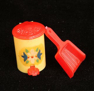 Vintage Renwal Doll House Trash Can And Dust Pan - 1950 